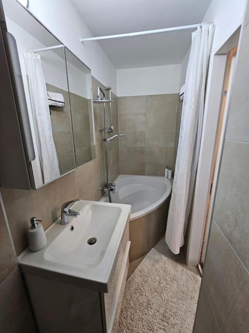 Affordable Suite In Vienna'S Hotpoint Exterior foto